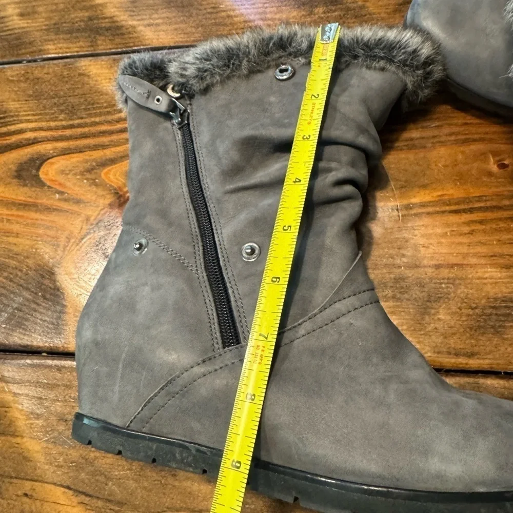 Earthies gray suede booties with faux fur & zippers.  Size 8